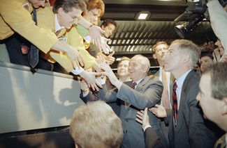 Первая поездка Горбачева по США после отставки: бывший президент встречается с брокерами на бирже в Чикаго, 7 мая 1992 года