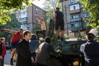 On May 9, 2014, there was a battle for the local police headquarters in Mariupol. “DNR” militiamen drove Ukrainian National Guard units out of the city, forcing them to leave military equipment behind. One vehicle was towed to the city’s main square and displayed as a trophy.