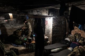 Украинские военные укрываются от обстрела в подвале