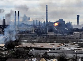 Вид на территорию металлургического комбината «Азовсталь» в Мариуполе, который остается главным очагом сопротивления