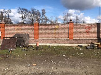 Знаки вопроса, оставленные украинскими саперами на заборе частного дома в Богдановке. 11 апреля 2022 года