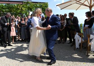 Владимир Путин и Карин Кнайсль, на тот момент глава МИД Австрии, исполняют танец на свадебной церемонии Кнайсль. 18 августа 2018 года