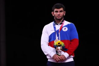 Артур Найфонов с бронзовой медалью на церемонии награждения на Олимпиаде-2020 в Токио