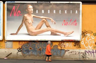 В 2007 году итальянский фотограф Оливьеро Тоскани, известный по рекламным съемкам Benetton, снял социальную кампанию об опасности анорексии