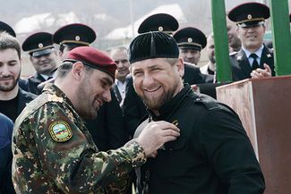 Алибек Делимханов вручает главе Чечни Рамзану Кадырову награду — Звезду Ахмата Кадырова