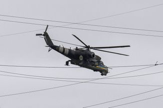 Украинский военный вертолет над позициями ВСУ под Авдеевкой