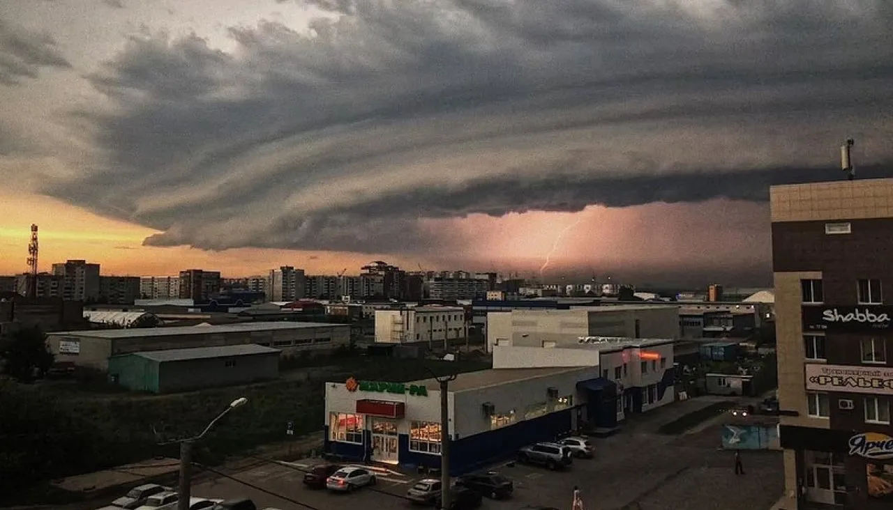 В Барнауле прошел ураган. При падении крана погиб человек, на Оби попало в  шторм плавучее кафе с сотней посетителей — Meduza