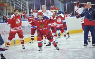 Владимир Путин в ходе тренировки команды «Легенды советского хоккея», 18 ноября 2011 года
