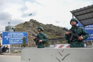 Азербайджанские военнослужащие охраняют контрольно-пропускной пункт «Лачин». 1 октября 2023 года
