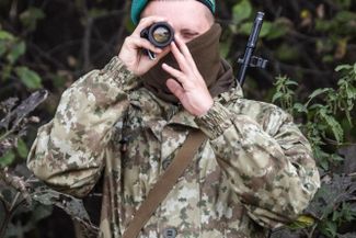 A Belarusian border guard on the border with Poland. According to many <a href="https://meduza.io/en/feature/2021/07/30/flawed-from-a-human-rights-perspective" target="_blank">media reports</a>, Belarus is deliberately allowing migrants from the Middle East and Africa to reach the border. August 20, 2021. 
