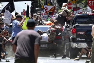 Автомобиль врезается в толпу демонстрантов, протестующих против ультраправых активистов в Шарлотсвилле. Виргиния, 12 августа