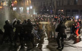 Полиция применила слезоточивый газ, чтобы разогнать участников акции против закона об «иноагентах» в Тбилиси, 9 марта 2023 года