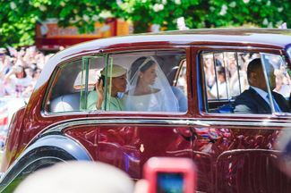 Меган Маркл приехала на церемонию вместе с матерью. Отец невесты не смог посетить свадьбу из-за проблем со здоровьем