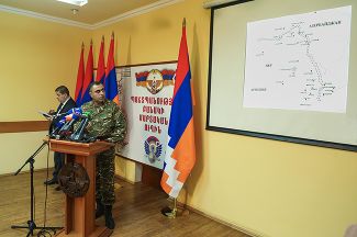 Представитель армии НКР Виктор Арустамян докладывает о потерях со стороны Нагорного Карабаха и Азербайджана, 4 апреля 2016 года