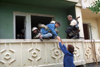 Эвакуация жильцов из поврежденного взрывом дома в Волгодонске. 16 сентября 1999 года
