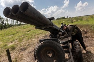 Боец ВСУ готовит к стрельбе в направлении Бахмута импровизированную РСЗО с ракетами «Града» 