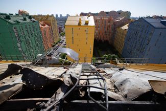 Крыша киевского дома после атаки российского беспилотника