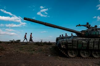 Брошенный танк сил обороны Тиграя на окраине города Мехони на юге провинции, который подвергся артиллерийскому обстрелу со стороны правительственных войск. Мехони, Эфиопия, 11 декабря 2020 года