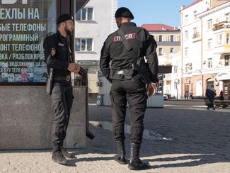 Полицейские на проспекте Путина в Грозном