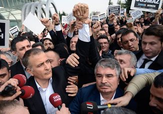 Арест главного редактора прогюленовской газеты Zaman Экрема Думанли (Эрдоган начал применять меры против сторонников оппонента задолго до переворота). Стамбул, 14 декабря 2014 года