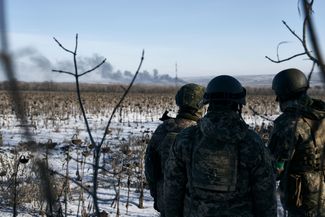 Украинские военные на позициях рядом с Соледаром