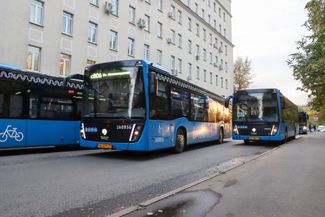 Автобусы для отправки мобилизованных в учебные части около военкомата в московском районе Царицыно