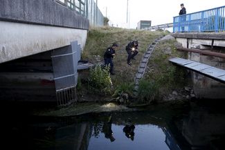 Поиски мигрантов под мостом рядом с оградой Евротоннеля