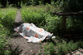 Тело женщины, погибшей в результате обстрела Донецка, Кировский район города
