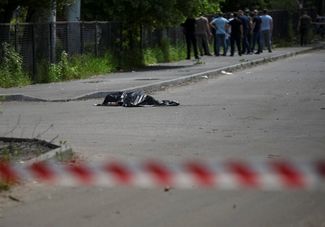 Тело погибшего жителя Днепра после удара по городу утром 26 мая