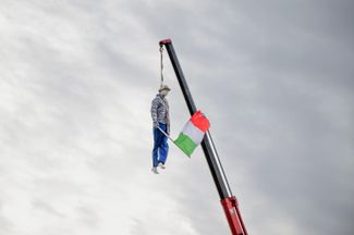На акцию протеста в Риме вывесили манекен, символизирующий итальянского фермера