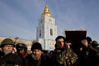 Похороны участника акций протеста Михаила Жизневского, убитого на Майдане. Киев, 26 января 2014 года
