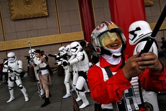 Фанат «Звездных войн», одетый в костюм пилота По Дэмерона, делает селфи. Тайбэй.