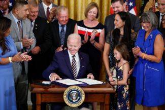 Президент Джо Байден подписывает законопроект PACT Act по расширению помощи ветеранам армии США, пострадавшим во время операций за границей. Белый дом, 10 августа 2022 года