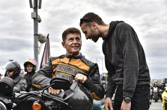 Кожемяко на своем мотоцикле Harley-Davidson во время закрытия байкерского сезона во Владивостоке, 6 октября 2018 года