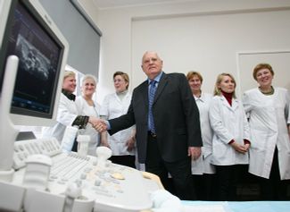 Gorbachev at the Research Institute for Pediatric Oncology and Hematology in the Russian Oncological Science Center in Moscow. Gorbachev and the banker and businessman Aleksandr Lebedev donated two ultrasound machines to the center. November 9, 2007
