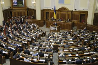 Арсений Яценюк докладывает о работе правительства в 2015 году депутатам Верховной рады. 16 февраля 2016-го