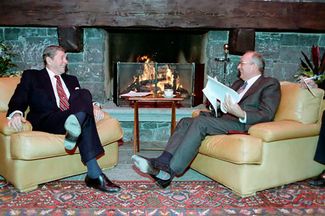 Ronald Reagan and Mikhail Gorbachev at negotiations in Geneva, 1986