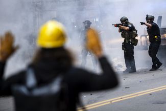 Полицейские во время акции протеста в Питтсбурге. 30 мая 2020 года