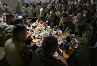 Пасху отметили и на линии фронта. На фото пасхальный завтрак военнослужащих 24-й отдельной механизированной бригады имени короля Даниила, дислоцированной в Донецкой области