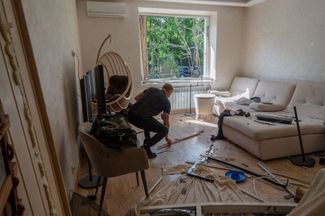 Квартира в доме, пострадавшем от российской авиабомбы, сброшенной на Харьков