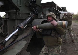 Боец 43-й отдельной артиллерийской бригады ВСУ готовится вести огонь из украинской самоходной гаубицы 2С22 «Богдана»