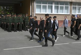 Призывники на сборном пункте военного комиссариата в Симферополе перед отправкой к месту прохождения службы